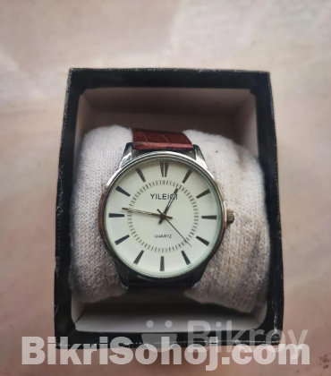 Yileiqi স্টাইলিশ লেদার স্ট্র্যাপ মেনস ওয়াচ